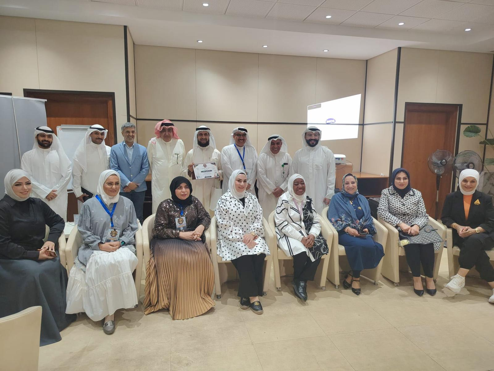 مشاركة د. قمر المطوع مع فريق الأمن والسلامة في رفق التطوعي